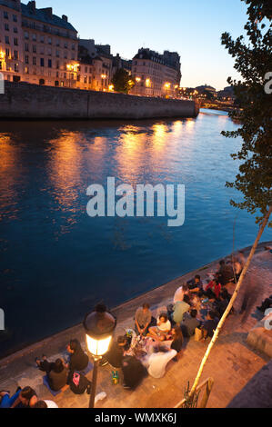 Parigi, Picknick an der Seine, Quai de Bourbon - Parigi, Picknick presso le rive del Fiume Senna, Quai de Bourbon Foto Stock