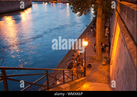 Parigi, Picknick an der Seine, Quai de Bourbon - Parigi, Picknick presso le rive del Fiume Senna, Quai de Bourbon Foto Stock