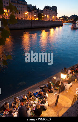 Parigi, Picknick an der Seine, Quai de Bourbon - Parigi, Picknick presso le rive del Fiume Senna, Quai de Bourbon Foto Stock