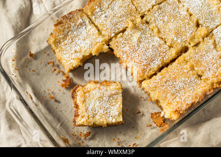 In casa Gooey burro torta con zucchero a velo Foto Stock