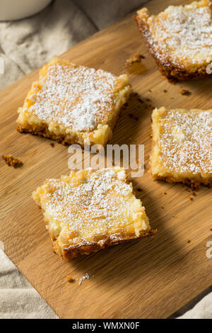 In casa Gooey burro torta con zucchero a velo Foto Stock