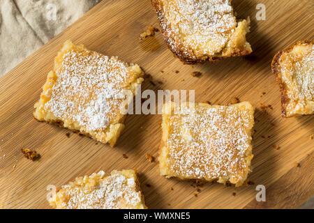 In casa Gooey burro torta con zucchero a velo Foto Stock