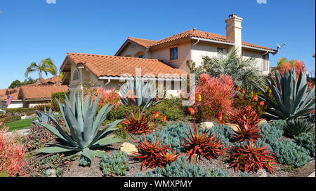 Ripresa a tutto campo della casa in California con la siccità-tolerant landscaping Foto Stock