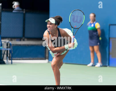 New York, NY - 5 Settembre 2019: Katrina Scott (USA) in azione durante le ragazze junior 3 round a US Open Championships contro Robin Montgomery (USA) a Billie Jean King National Tennis Center Foto Stock