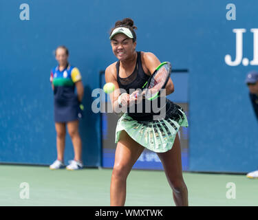 New York, NY - 5 Settembre 2019: Katrina Scott (USA) in azione durante le ragazze junior 3 round a US Open Championships contro Robin Montgomery (USA) a Billie Jean King National Tennis Center Foto Stock