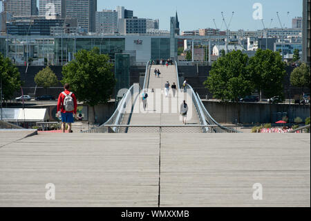 Parigi, Senna, Passerelle Simone de Beauvoir, Architekt Dietmar Feichtinger Foto Stock