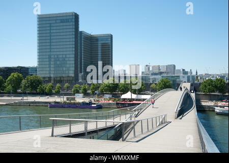 Parigi, Senna, Passerelle Simone de Beauvoir, Architekt Dietmar Feichtinger und Bibliothèque nationale de France Foto Stock