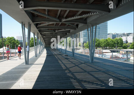 Parigi, Senna, Passerelle Simone de Beauvoir, Architekt Dietmar Feichtinger Foto Stock