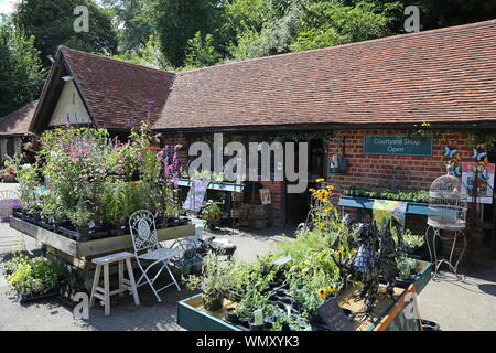 Negozio di cortile, il castello di Hever, Hever, Edenbridge, Kent, Inghilterra, Gran Bretagna, Regno Unito, Gran Bretagna, Europa Foto Stock