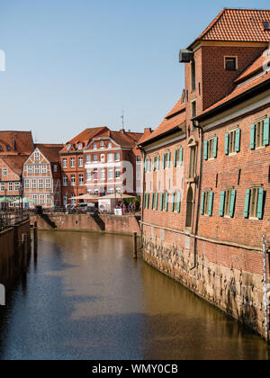 Stade, Germania - 25 agosto 2019: vista sul fiume Schwinge, museo storico a destra e il centro storico della città di Stade. Stade è un interessante Foto Stock