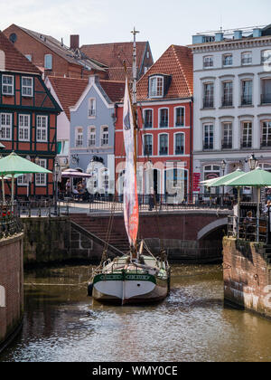 Stade, Germania - 25 agosto 2019: vista sul fiume Schwinge e centro storico di Stade. Vela di Old Ship è utilizzato per scopi pubblicitari. Foto Stock