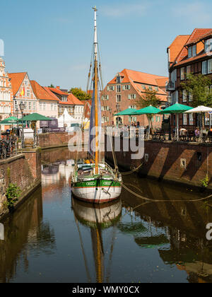 Stade, Germania - 25 agosto 2019: vista sul fiume Schwinge e centro storico di Stade in Germania. Vela di Old Ship è utilizzato per scopi pubblicitari. Foto Stock