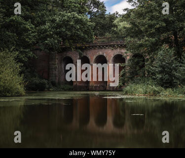 Viadotto Pond. Questo ponte è stato costruito tra il 1844 e il 1847 da Sir Thomas Maryon Wilson che in parte di proprietà di Heath. Foto Stock