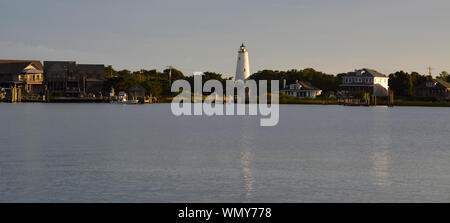 Vista panoramica del villaggio di Ocracoke e lo storico Faro Ocracoke da tutta la Silver Lake Harbour. Foto Stock