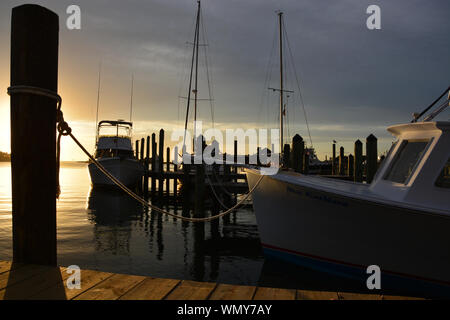 Il sole tramonta sul porto al Silver Lake su Ocracoke Island sulla Outer Banks del North Carolina. Foto Stock