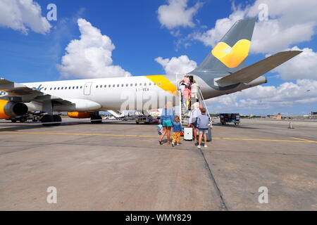 I passeggeri di salire a bordo di un Airbus A321 di Thomas Cook aeromobile presso lâ Aeroporto Internazionale di Malta che è legato per il Regno Unito. Foto Stock