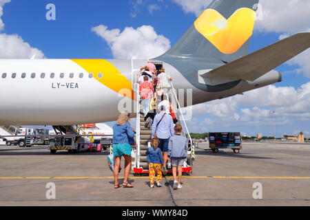 I passeggeri di salire a bordo di un Airbus A321 di Thomas Cook aeromobile presso lâ Aeroporto Internazionale di Malta che è legato per il Regno Unito. Foto Stock