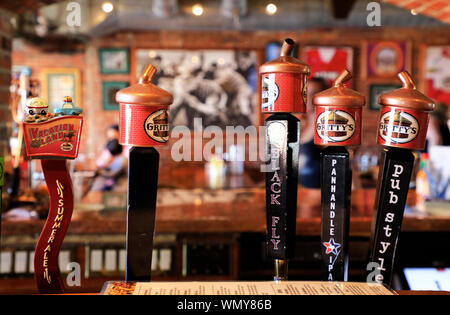 Una chiusa vista di birra rubinetto della pompa gestisce nel bar di grintoso di Portland Brew Pub.Porto Vecchio.Portland.Maine.USA Foto Stock