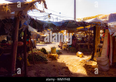 Nanyuki, contea di Laikipia, Kenya - Gennaio 3rd, 2017: fotografia di quiete keniota mercato di frutta e verdura durante un tipico asciutto e caldo giorno. Foto Stock