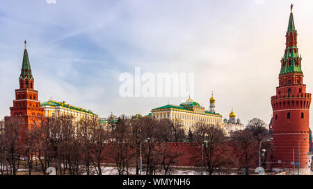 Vista panoramica al Cremlino circostanti pareti rosso con Borovitskaya e torri Vodovzvodnaya, Cattedrale dell'Annunciazione in background, Mosca Russia Foto Stock