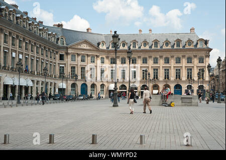 Die Place Vendôme ist einer der fünf "königlichen Plätze" von Paris und liegt inmitten der Stadt zwischen der Pariser Oper und dem im Tuileriengarten Foto Stock