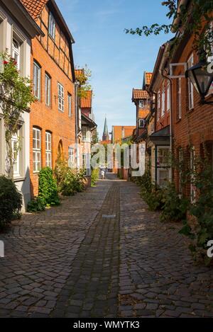 Città storica case della via auf dem Meere, Città Vecchia, in background St. Nicolai Chiesa, città anseatica di Luneburg, Bassa Sassonia, Germania Foto Stock