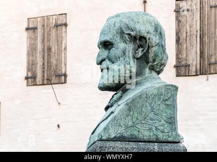 Verdi, busto di fronte la casa natale di Giuseppe Verdi, Luogo di Nascita di Guiseppe Verdi, Roncole Verdi, Busseto, Provincia di Parma, regione Emilia Romagna, Italia Foto Stock