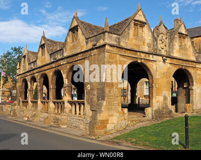 Locale tipico golden color miele pietra di Cotswold del vecchio mercato arcuata hall edificio in High Street, Chipping Campden, Gloucestershire,l'Inghilterra, Regno Unito Foto Stock