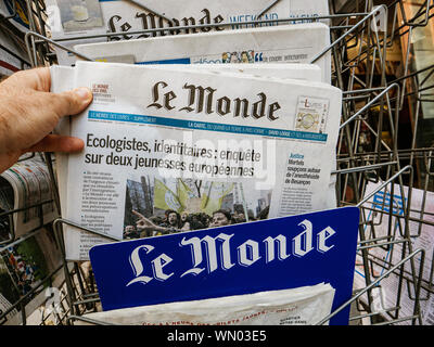 Strasburgo, Francia - 18 Maggio 2019: POV man mano che tiene la lettura più tardi Le monde quotidiano francese dotate sul coperchio ecologisti francese Foto Stock