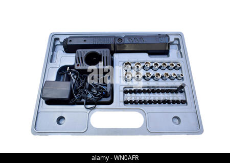 Vista dettagliata del cacciavite manuale con carica elettrica e cacciaviti capi di diverse dimensioni in grigio toolbox isolati su sfondo bianco. Foto Stock
