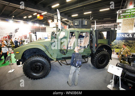 (190905) -- Kielce (Polonia), Sett. 5, 2019 (Xinhua) -- Un M-ATV o resistente alla miniera imboscata veicolo protetto viene visualizzato al ventisettesimo International industria della difesa mostra di Kielce, Polonia, il 7 settembre 5, 2019. La ventisettesima International industria della difesa mostra MSPO, uno dei più grandi in Europa centrale e orientale con circa 600 espositori, è qui tenuto dal sett. 3 a sett. 6. (Foto di Jaap Arriens/Xinhua) Foto Stock