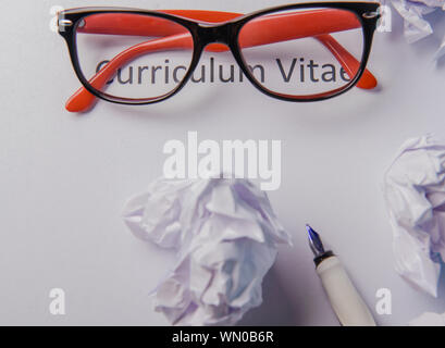 Curriculum vitae scritto su un vuoto di carta bianca su sfondo blu Foto Stock