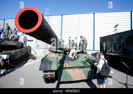 (190905) -- Kielce (Polonia), Sett. 5, 2019 (Xinhua) -- si vedono persone su un esercito polacco T-72 serbatoio al ventisettesimo International industria della difesa mostra di Kielce, Polonia, il 7 settembre 5, 2019. La ventisettesima International industria della difesa mostra MSPO, uno dei più grandi in Europa centrale e orientale con circa 600 espositori, è qui tenuto dal sett. 3 a sett. 6. (Foto di Jaap Arriens/Xinhua) Foto Stock