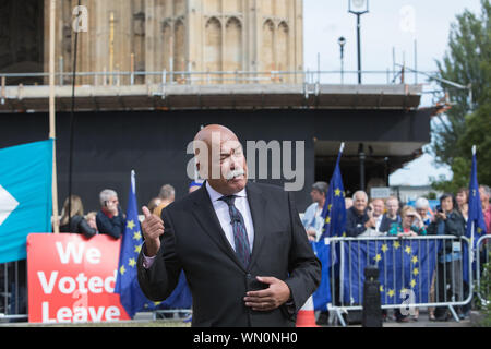 Westminster, Londra, Regno Unito. Il 5 settembre 2019. John Pienaar, BBC vice redattore politico rapporti dal College Green su Brexit gli sviluppi più recenti. No-Deal Brexit lotta come Boris Johnson sospensione del Parlamento per cinque settimane è contestata nei tribunali per una seconda volta. L'anti-no deal bill passa in seconda lettura alla Camera dei Lords. Il governo si prepara a tenere una nuova votazione di lunedì prossimo su uno snap elezione. Le opposizioni parlamentari intendono non torna indietro elezione fino a quando il governo non esclude di non trattare Brexit. Foto Stock