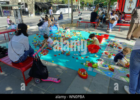 Parigi, Place de la Republique, Spieleverleih - Parigi, Place de la Republique, Giochi Biciclette Foto Stock
