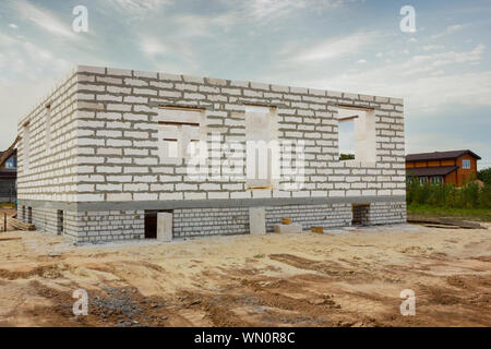 Casa dalla schiuma di blocchi in calcestruzzo sul sito acquistato . Inizio della costruzione Foto Stock