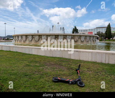 Abbandonato Circ scooter dal monastero di San Geronimo in Belem vicino a Lisbona, Portogallo Foto Stock