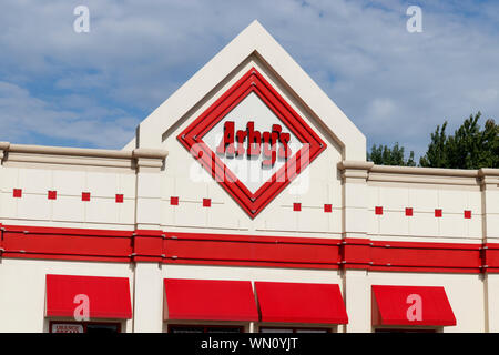 Urbana - Circa Agosto 2019: Arby's Retail Fast Food Location. Arby's opera oltre 3.300 roast beef e sandwich di carne ristoranti II Foto Stock