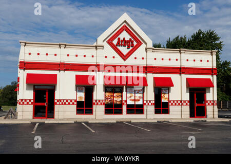 Urbana - Circa Agosto 2019: Arby's Retail Fast Food Location. Arby's opera oltre 3.300 roast beef e sandwich di carne Ristoranti Mi Foto Stock