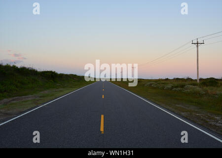 Sunrise su NC-12 in Ocracoke. NC-12 corre lungo tutta la lunghezza del Outer Banks da Cedar Isola del Sud a corolla nel nord. Foto Stock