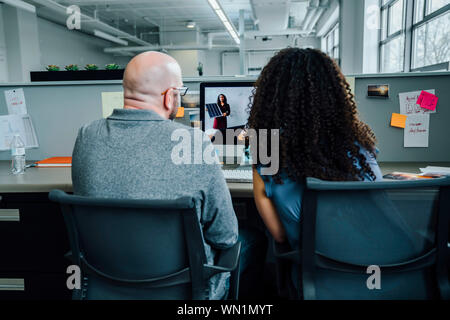 Colleghi che utilizzano il computer in ufficio Foto Stock