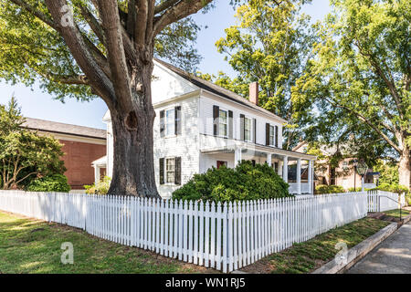 SALISBURY, NC, Stati Uniti d'America-1 SETTEMBRE 2019: La casa Utzman-Chambers, un 1819 townhouse federale, costruito da Jacob Stirewalt, sorge su Jackson San in downtow Foto Stock