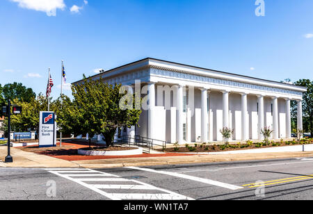 STATESVILLE, NC, Stati Uniti d'America-1 SETTEMBRE 2019: un elegante primo cittadino il Bank building esterno, 204 E. Broad Street. Foto Stock