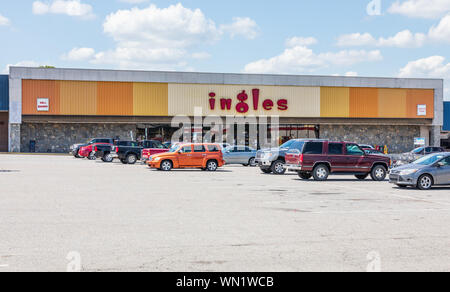 STATESVILLE, NC, Stati Uniti d'America-1 SETTEMBRE 2019: Un Ingles fruttivendolo/supermercato e regionale americana basata sulla catena in Montagna Nera, NC. Foto Stock