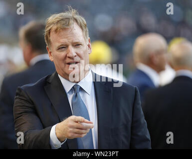 Chicago, Stati Uniti. 05 Sep, 2019. Il commissario della Lega Nazionale di Football Americano Roger Goodell passeggiate sugli spalti prima di Chicago Bears e Green Bay Packers NFL Game al Soldier Field di Chicago il giovedì, 5 settembre 2019. Foto di Kamil Krzaczynski/UPI Credito: UPI/Alamy Live News Foto Stock