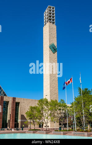 La torre dell Orologio e bandiere a Edmonton municipio della città Foto Stock