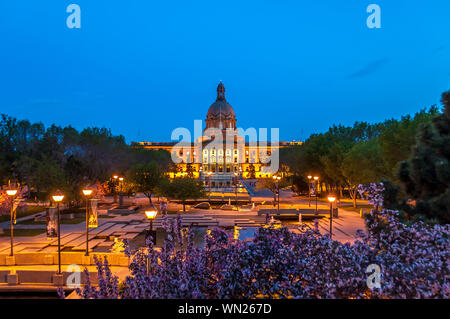 Il legislatore Alberta edificio in Edmonton di notte. La bellissima reperti sono visibili in primo piano. Foto Stock