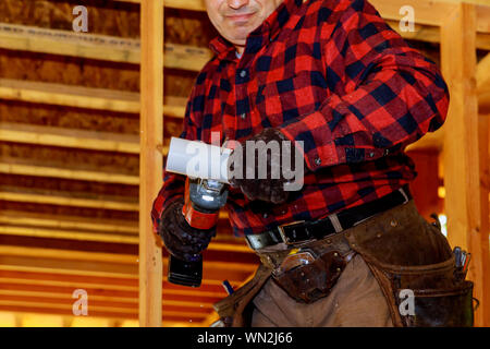 Plumbing usando un seghetto tagliare il tubo per in costruzione uomo taglio del tubo dalla macchina segatrice Foto Stock