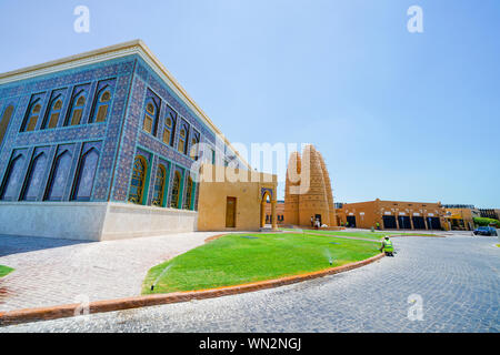 DOHA IN QATAR - Luglio 10, 2019; altamente decorativo Masjid di Katara moschea con tre landmark torri di piccione Foto Stock