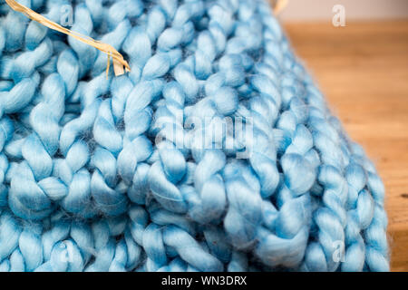 Maglia blu fibre sintetiche fanno un voluminoso, chunky, fatte a mano, buttare rug Foto Stock